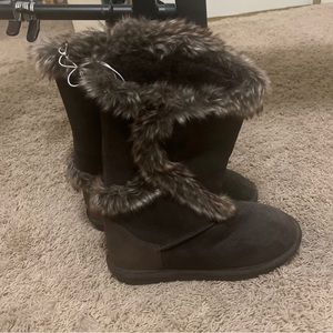 Women’s boots bearpaw size US 8